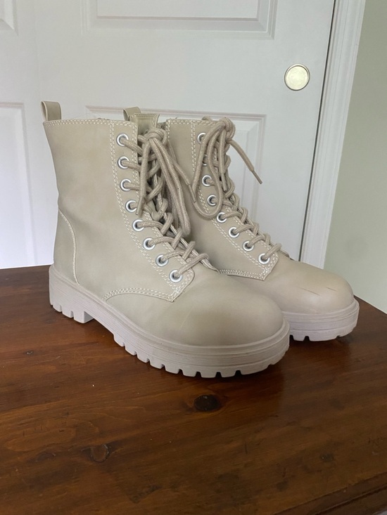 Soda Shoes - Women’s Chunky Lace-Up Combat Boots - Beige Size 8.5